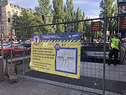 Auch der U-Bahnhof Giselastraße ist bis Herbst gesperrt: Busse als Ersatzverkehr zwischen Universität und Münchner Freiheit (©Foto: Martin Schmitz)